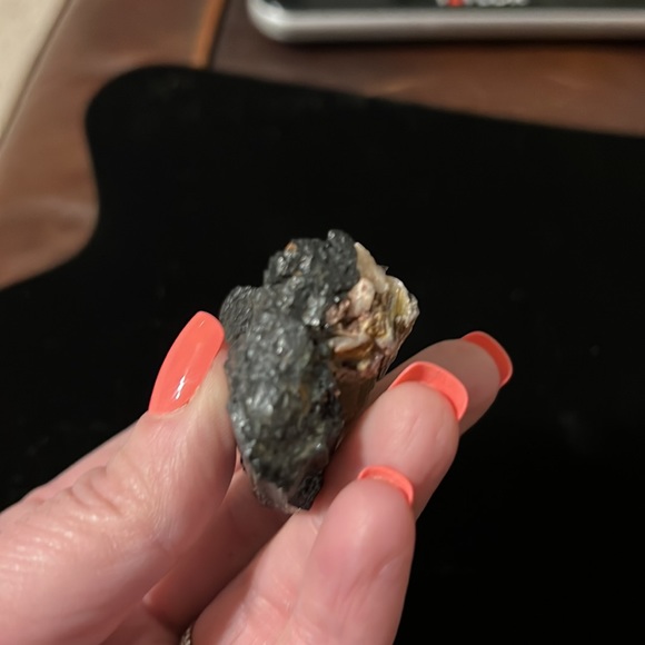 Black Tourmaline Golden Mica / Protection - Picture 5 of 8